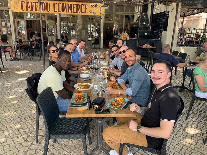 equipe-repas-terrasse